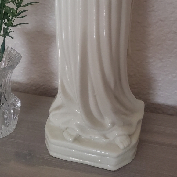 Ceramic Angel holding Dove 🕊 Measures 11.5" tall - Picture 5 of 6